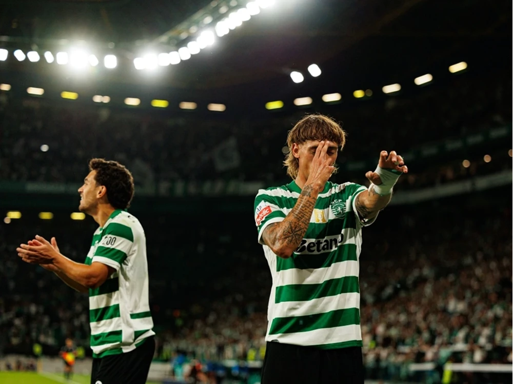 Primeira Liga Tickets – Emotionen und pure Fankultur in Portugal Spieler im grün-weiß gestreiften Trikot bedanken sich nach einem Torerfolg mit einer Geste bei den applaudierenden Fans im vollbesetzten Stadion.